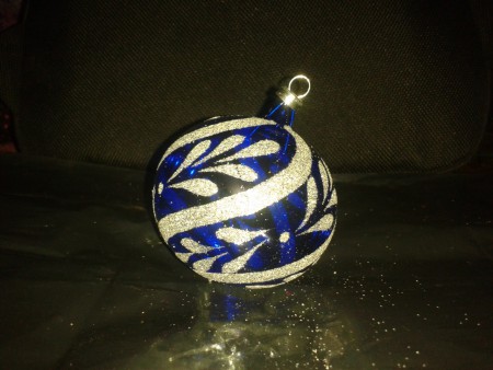Esfera de vidrio platinada con base azul decorada con diamantina plateada $75.00 la docena